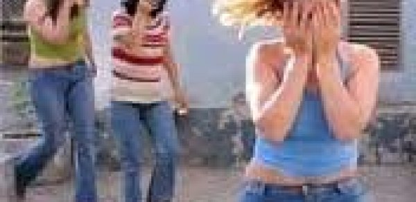 Evini əxlaqsız yuvaya çevirən qadın tutuldu