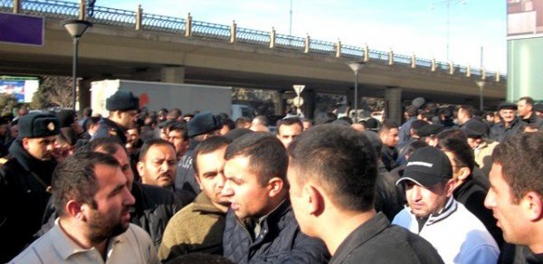 Taksi sürücüləri növbəti dəfə aksiyaya başladılar