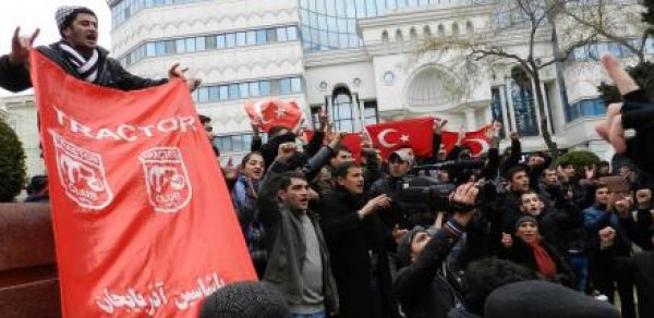 Polis İctimai Palatanın aksiyasını dağıtdı - FOTOLAR