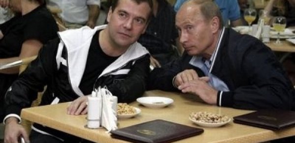 Putin bu dəfə Medvedyevi tənqid etdi