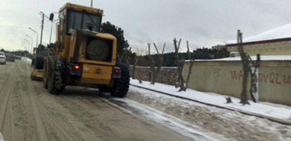 Bakı yollarının qardan təmizlənməsinə 150 texnika cəlb olundu