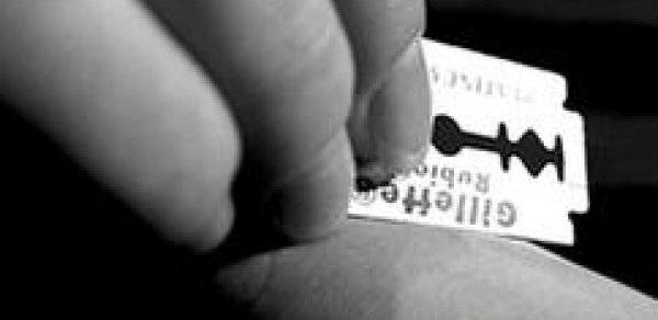Bakıda 42 yaşlı kişi damarlarını kəsərək intihar etdi
