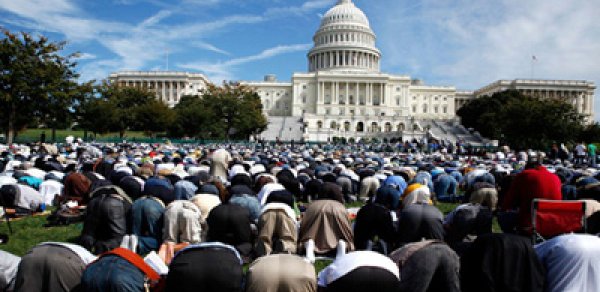Müsəlmanlar Ağ evin önündə namaz qıldı - FOTO