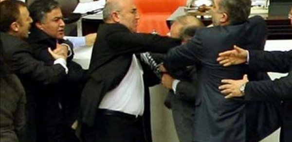 Parlamentdə deputatlar dalaşdılar -FOTO