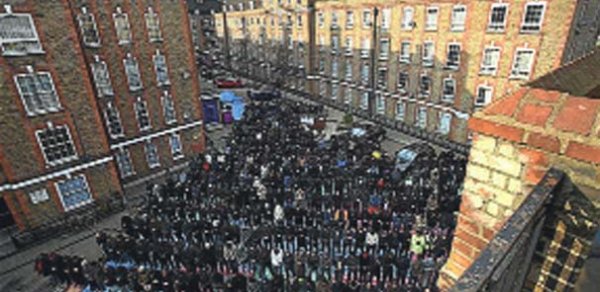Müsəlmanların namaz qalması ingilisləri qəzəbləndirdi - FOTO