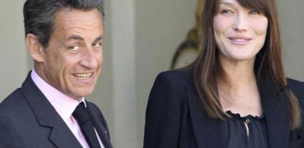 Prezident arvadına heykəl qoydurur...