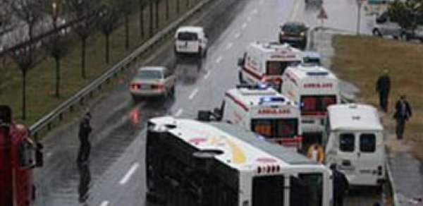 Paytaxtda avtobus aşdı: 8 yaralı