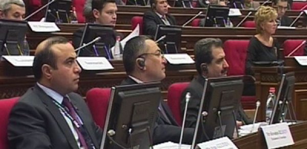 Yerevanda erməni və azərbaycanlı deputatlar arasında qarşıdurma