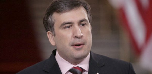 Saakaşvili parlamentdə azərbaycanca “Bir kərə yüksələn bayraq, bir daha enməz” dedi