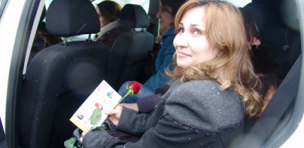 Yol polisi qadınlara süpriz etdi
