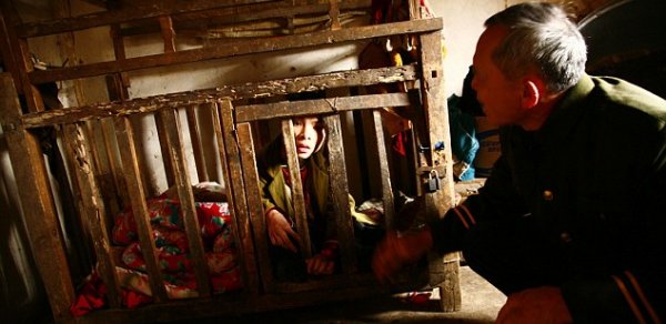 23 yaşlı gənc qəfəsdə yaşayır - FOTOLAR