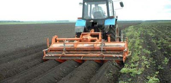 Ağdamda traktor minaya düşdü