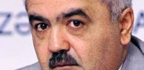Rövnəq Abdullayev deputatlara şokolad payladı