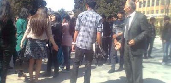 Azərbaycanda daha bir universitetin tələbələri imtahanları boykot etdi - FOTOLAR