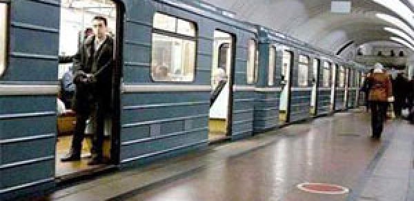 Bakı Metropolitenində şok: sərnişin qatarla toqquşdu