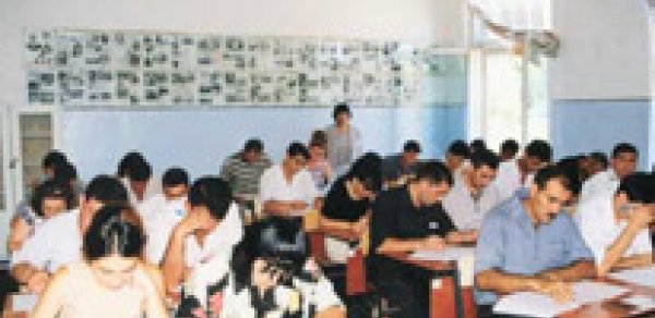 Sınaq imtahanlarında abituriyentlərin bəziləri nəzarətçiləri aldatmaq istəyib