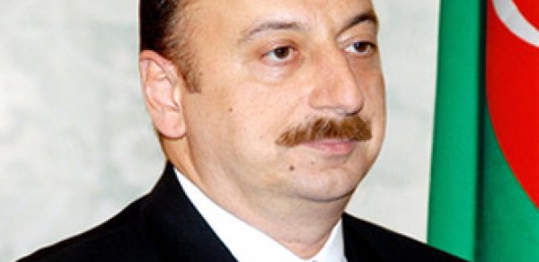 İlham Əliyev Heydər Əliyev Mərkəzində görülən işlərlə tanış oldu