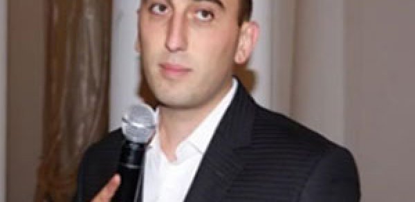 Erməni qızlarına sponsorluq edən azərbaycanlını siz də tanıyın