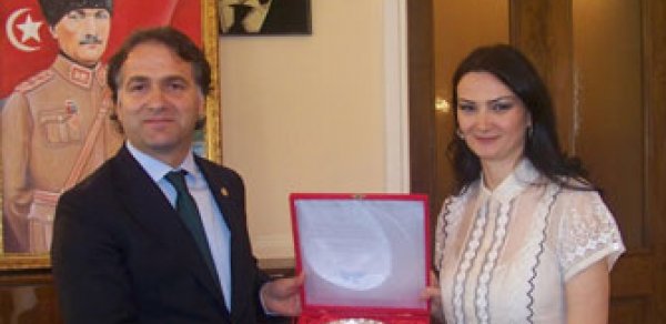 Qənirə Paşayeva təltif edildi