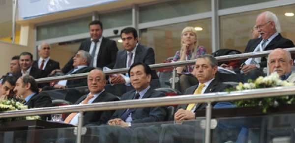 Kəmaləddin Heydərov boks döyüşünü izlədi - FOTO