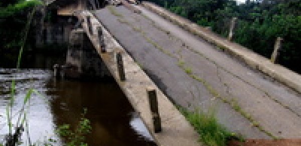 Azərbaycanda körpü uçdu, yol bağlandı