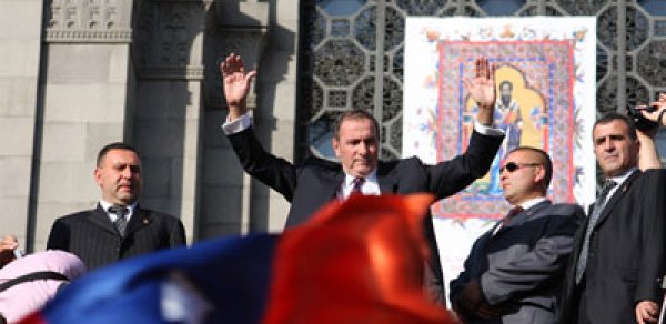 İrəvanın mərkəzində inqilaba çağırış səsləndi