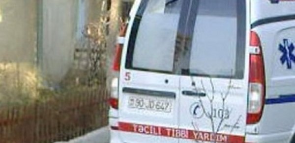 2 yaşlı uşağın əli ətçəkən maşında qaldı