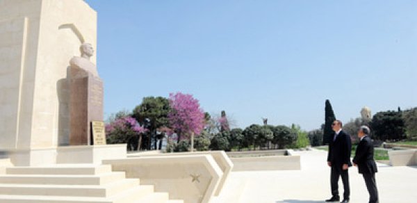 Prezident general-mayor Həzi Aslanovun abidəsini ziyarət edib