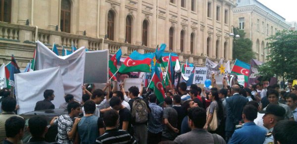 Son dəqiqə! İranın Azərbaycandakı səfirliyinin qarşısında nə baş verir? - FOTO