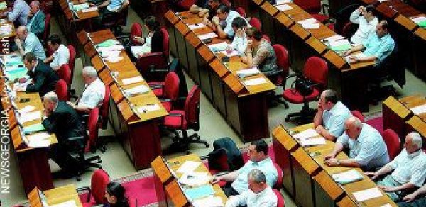 Gürcüstanda deputatlıq yaşı 21-ə endirilir