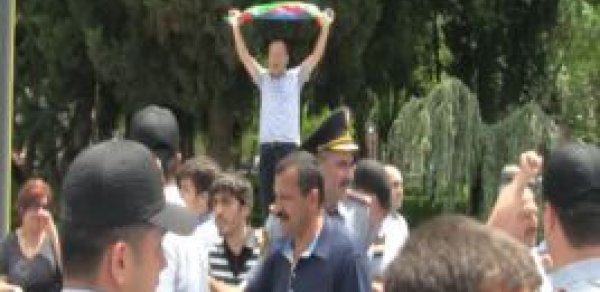 İctimai Palata Bakının mərkəzində aksiya keçirdi, 18 nəfər saxlanıldı - VİDEO