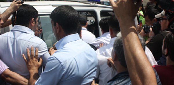 Müxalifət İTV-nin qarşısında aksiya keçirdi – FOTOLAR