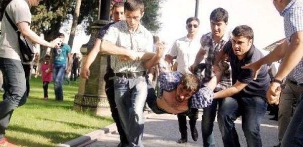 Bulvara xalq gəzintisinə çıxan müxalifətçilər saxlanıldı - FOTO