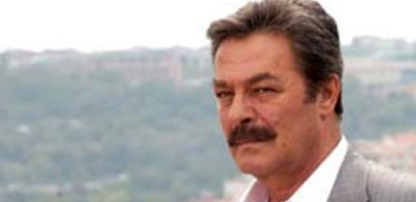 Məşhur türk aktyoru avtomobil qəzasına düşdü