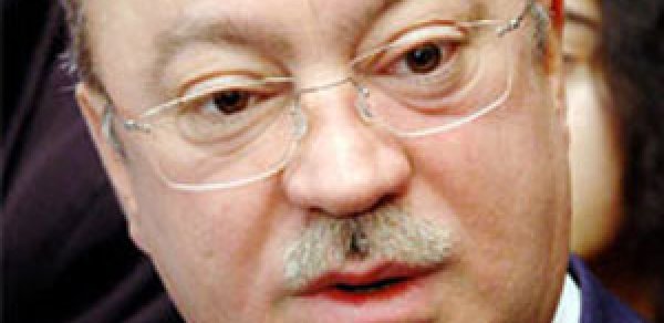 Nazir sökülən evlərdən danışdı