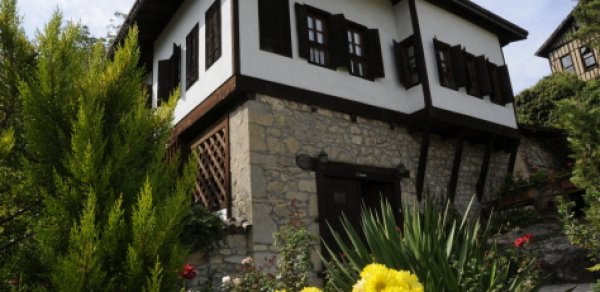 Lalə Şövkət özünə bağ evi tikdi