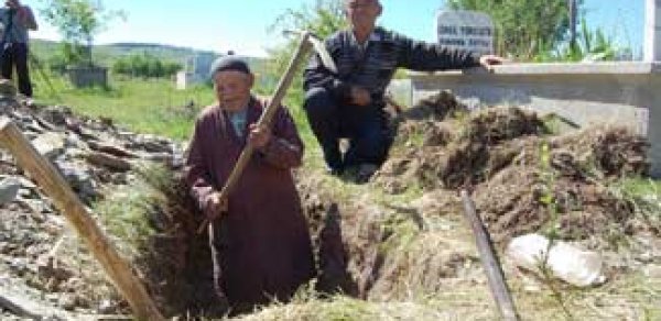 88 yaşlı kişi öz məzarını özü qazır – FOTO