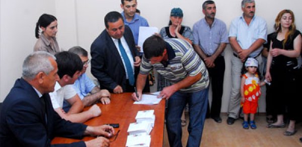 Bakıda yanan binanın sakinlərinə yardım edildi