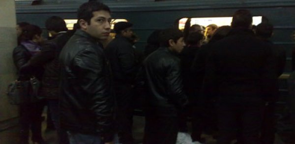 Bakı metrosunda qapının açıb-bağlanmasına mane olanlar 50 manat cərimələnəcək
