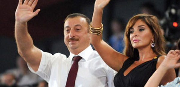 Prezident və xanımı Səadət Sarayında - VİDEO