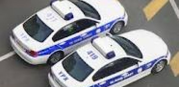 Ucarda sürücü yol polisinin başına 