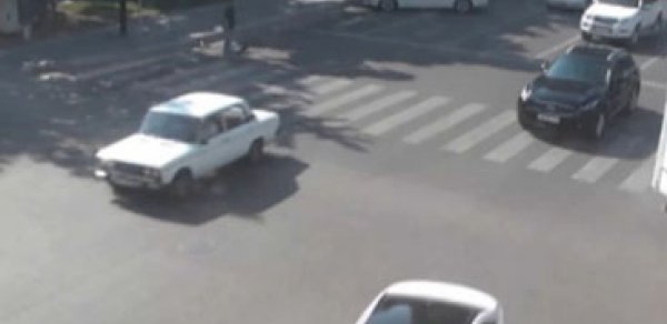 Bakıda avtobuslar insanların həyatını belə təhlükəyə atdılar - VİDEO