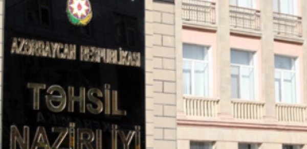 Prokurorluq Təhsil Nazirliyində qapını möhürlədi