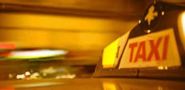 Taksi sürücüsünü döyüb pulunu aldılar