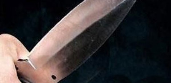 20 yaşlı qız özünü bıçaqladı
