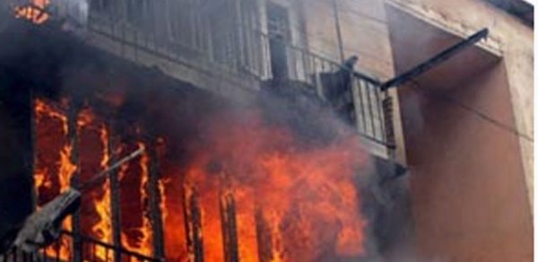 Son dəqiqə! Bakıda yataqxana yanır