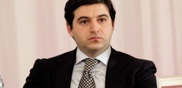 Ziya Məmmədovun oğlu qəzetləri üzr istəməyə məcbur etdi