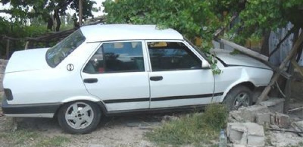 Bakıda avtomobil evə girdi