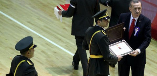 Ərdoğan azərbaycanlı leytenantı mükafatlandırdı