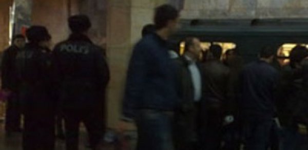 Azərbaycanda şok! Qadın özünü metroda doğradı - VİDEO (18+)